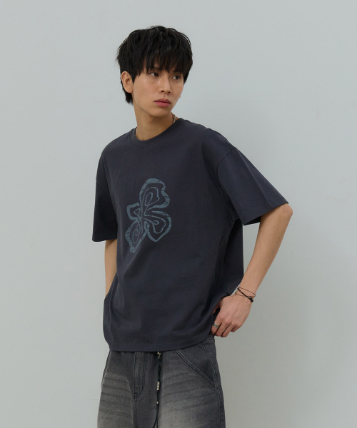 DESIRED（デシレッド）の「フロントグラフィック半袖Tシャツ-FBSK5808D09（Tシャツ/カットソー・メンズ・ダークグレー・MEDIUM/LARGE/X-LARGE）」の3枚目の写真