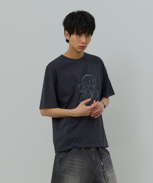 DESIRED（デシレッド）の「フロントグラフィック半袖Tシャツ-FBSK5808D09（Tシャツ/カットソー・メンズ・ダークグレー・MEDIUM/LARGE/X-LARGE）」の4枚目の写真