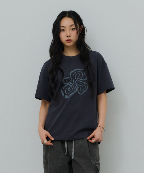 DESIRED（デシレッド）の「フロントグラフィック半袖Tシャツ-FBSK5808D09（Tシャツ/カットソー・メンズ・ダークグレー・MEDIUM/LARGE/X-LARGE）」の5枚目の写真