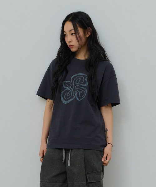 DESIRED（デシレッド）の「フロントグラフィック半袖Tシャツ-FBSK5808D09（Tシャツ/カットソー・メンズ・ダークグレー・MEDIUM/LARGE/X-LARGE）」の6枚目の写真