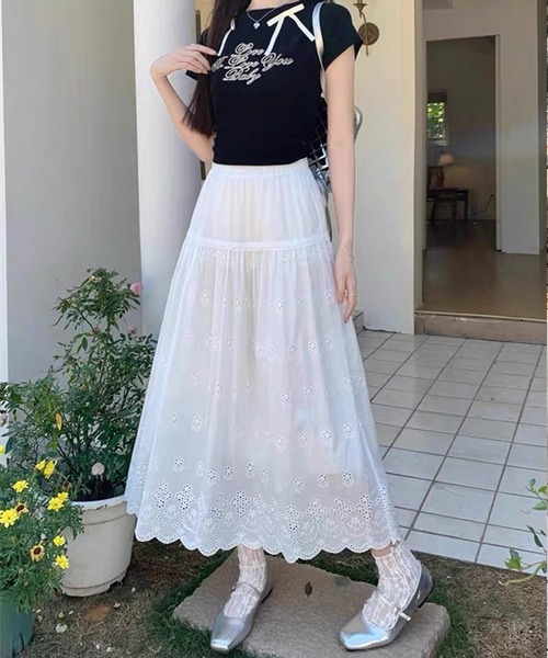 shopnikoniko（ショップニコニコ）の「フラワーパンチングレース 裾スカラップ刺繍 ロングスカート（スカート・レディース・ホワイト・フリー）」の3枚目の写真