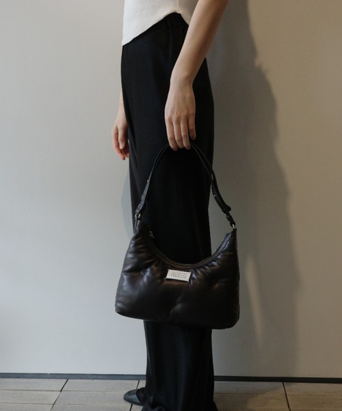 Maison Margiela(メゾンマルジェラ)の「Maison Margiela GLAM SLAM HOBO SMALL(ショルダーバッグ・レディース・ブラック・FREE)」の1枚目の写真