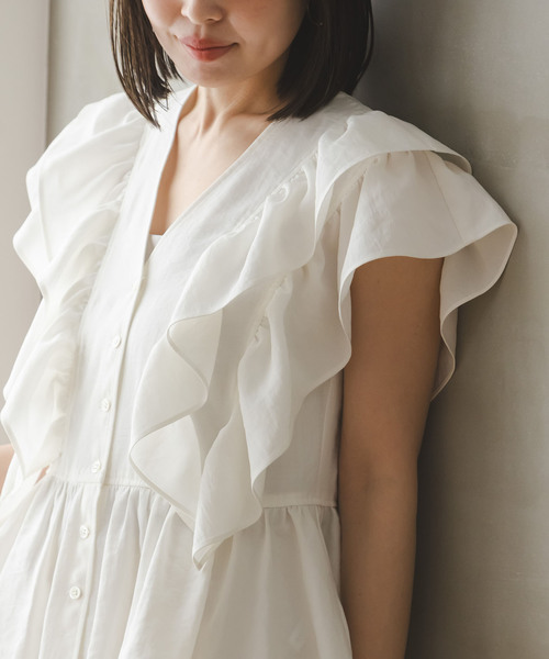 Noble(ノーブル)の「《追加》【洗える】ウォーターエッジフリルブラウス(シャツ/ブラウス・レディース・レッド/ホワイト/ブルー・FREE)」の2枚目の写真