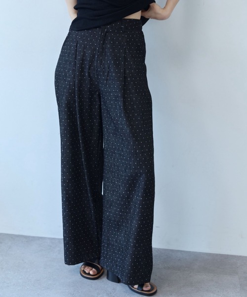 flaeu(フラユ)の「Pin Dot Relax Pants(デニムパンツ・レディース・ホワイト/ブラック・LARGE/MEDIUM)」の2枚目の写真