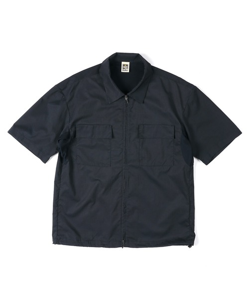 The DUFFER of ST.GEORGE(ザダファーオブセントジョージ)の「セットアップ対応 ポリエステルドットメッシュ 半袖シャツ(シャツ/ブラウス・メンズ・ネイビー/グレー・LARGE/MEDIUM)」の1枚目の写真