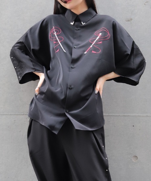 REZEN（リゼン）の「刀×スタッズ半袖シャツ（シャツ/ブラウス・メンズ・ブルーパープル/ローズ/ライトグレー/ブラック・MEDIUM/LARGE）」の4枚目の写真