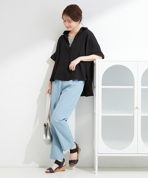 SHOO・LA・RUE(シューラルー)の「【ひんやり/洗濯機可/S-LL】肩タックとロールアップでこなれ見え デザイン半袖シャツ(シャツ/ブラウス・レディース・ライトグレー/ブラック/ブルー系その他/ライトオレンジ系・04/02/01/03)」の11枚目の写真