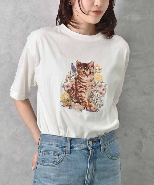 Bleu Bleuet(ブルーブルーエ)の「le petaleフラワー刺繍catTシャツ(Tシャツ/カットソー・レディース・グレー系その他/ホワイト系その他/グレー系その他2/ホワイト系その他2・FREE)」の3枚目の写真