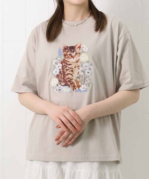 Bleu Bleuet(ブルーブルーエ)の「le petaleフラワー刺繍catTシャツ(Tシャツ/カットソー・レディース・グレー系その他/ホワイト系その他/グレー系その他2/ホワイト系その他2・FREE)」の1枚目の写真