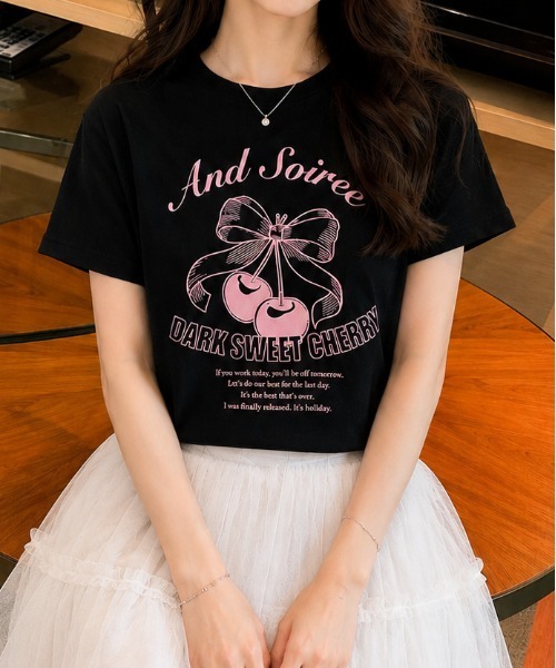 &soiree(アンドソワレ)の「【シルエット選べる2サイズ】【&soiree】レトロチェリーTシャツ(Tシャツ/カットソー・レディース・ホワイト/ネイビー/ライトベージュ・FREE/MEDIUM)」の1枚目の写真