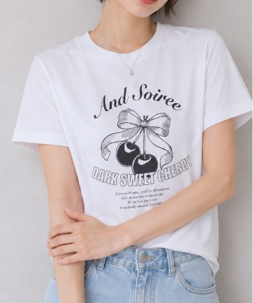 &soiree(アンドソワレ)の「【シルエット選べる2サイズ】【&soiree】レトロチェリーTシャツ(Tシャツ/カットソー・レディース・ホワイト/ネイビー/ライトベージュ・FREE/MEDIUM)」の2枚目の写真