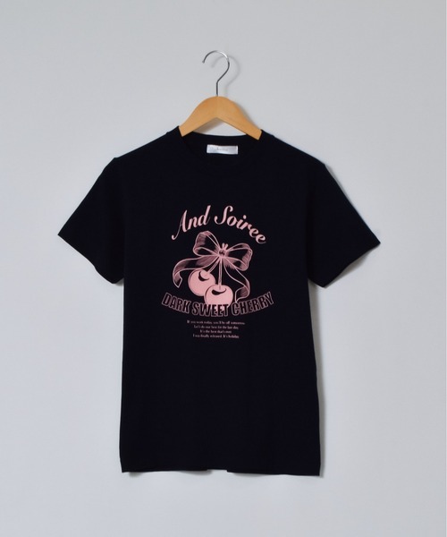 &soiree(アンドソワレ)の「【シルエット選べる2サイズ】【&soiree】レトロチェリーTシャツ(Tシャツ/カットソー・レディース・ホワイト/ネイビー/ライトベージュ・FREE/MEDIUM)」の15枚目の写真