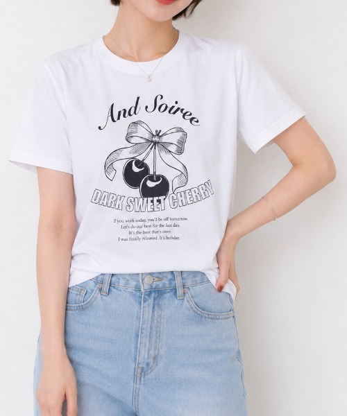 &soiree(アンドソワレ)の「【シルエット選べる2サイズ】【&soiree】レトロチェリーTシャツ(Tシャツ/カットソー・レディース・ホワイト/ネイビー/ライトベージュ・FREE/MEDIUM)」の4枚目の写真