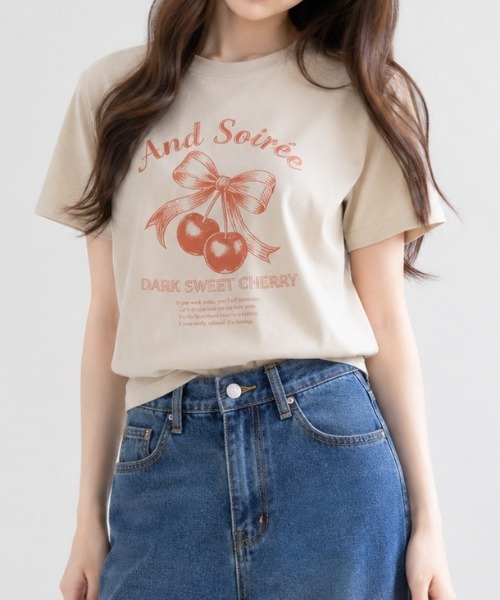 &soiree(アンドソワレ)の「【シルエット選べる2サイズ】【&soiree】レトロチェリーTシャツ(Tシャツ/カットソー・レディース・ホワイト/ネイビー/ライトベージュ・FREE/MEDIUM)」の9枚目の写真
