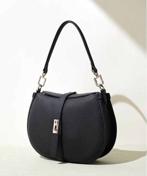 NiiNa(ニーナ)の「【 NiiNa / ニーナ 】高品質牛革2WAYハーフムーンショルダーバッグ(ショルダーバッグ・レディース・ピンク/ホワイト/ブラック/ブルー・FREE)」の2枚目の写真