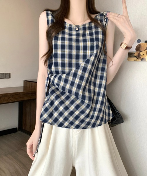 LUCPY(ラクピー)の「チェックアシンメトリーノースリーブブラウス(シャツ/ブラウス・レディース・ブラック/ネイビー/レッド・FREE)」の2枚目の写真