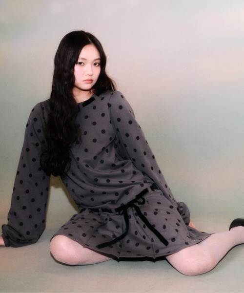 twins（nemne store）（ツインズ）の「Ribbon Pleated One-Piece（ワンピース・レディース・チャコール/グレー系・フリー）」の2枚目の写真