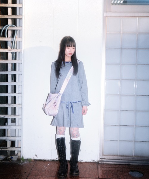 twins（nemne store）（ツインズ）の「Ribbon Pleated One-Piece（ワンピース・レディース・チャコール/グレー系・フリー）」の6枚目の写真
