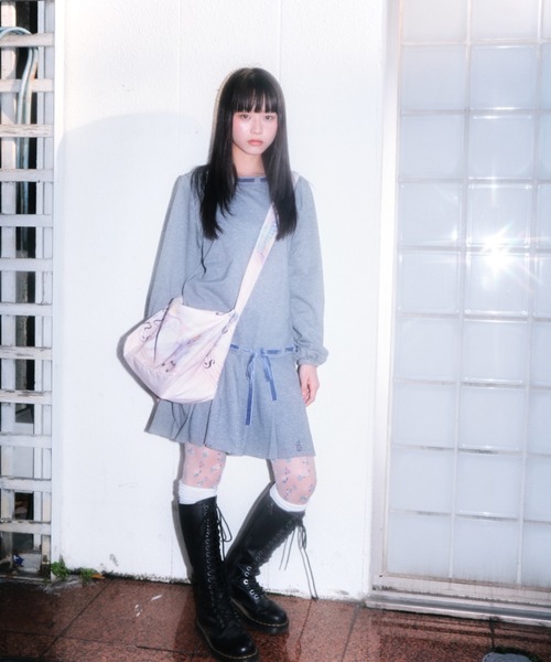 twins（nemne store）（ツインズ）の「Ribbon Pleated One-Piece（ワンピース・レディース・チャコール/グレー系・フリー）」の7枚目の写真
