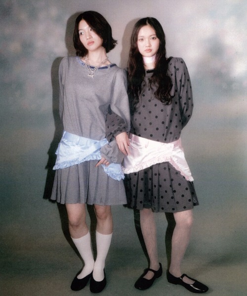 twins（nemne store）（ツインズ）の「Ribbon Pleated One-Piece（ワンピース・レディース・チャコール/グレー系・フリー）」の4枚目の写真