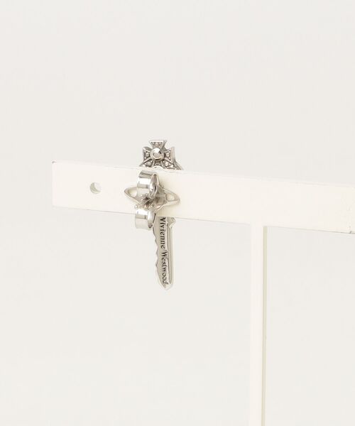 Vivienne Westwood MAN（ヴィヴィアンウエストウッドマン）の「MAN CURZIO SINGLE EARRING (92（イヤリング・メンズ・シルバー・FREE）」の2枚目の写真