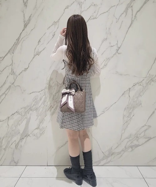 Maison de FLEUR(メゾンドフルール)の「スカーフ付きリボンキルティング2Wayスクエアトート(ハンドバッグ・レディース・ブラック/ブラウン/ピンク系その他2・FREE)」の5枚目の写真