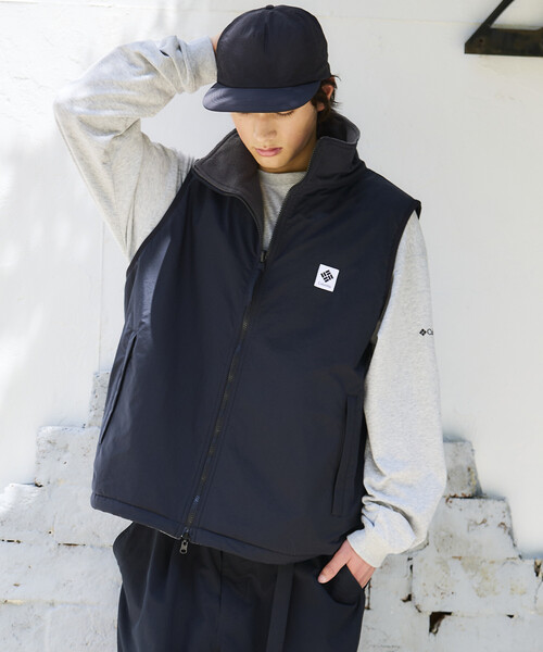 Columbia(コロンビア)の「限定展開 Columbia×FREAK'S STORE 別注 インペリアルパーク ワンポイントロゴ リバーシブル ベスト(ブルゾン・メンズ・ブラック/チャコールグレー/ベージュ・MEDIUM/LARGE/X-LARGE/SMALL)」の1枚目の写真