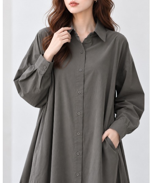 FAZVY(ファズビー)の「後ろ姿までドラマティック バックプリーツロングシャツ(ワンピース・レディース・グレー/ブラック/ホワイト・L/M)」の3枚目の写真