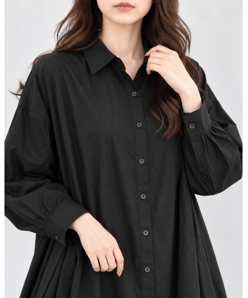 FAZVY(ファズビー)の「後ろ姿までドラマティック バックプリーツロングシャツ(ワンピース・レディース・グレー/ブラック/ホワイト・L/M)」の1枚目の写真