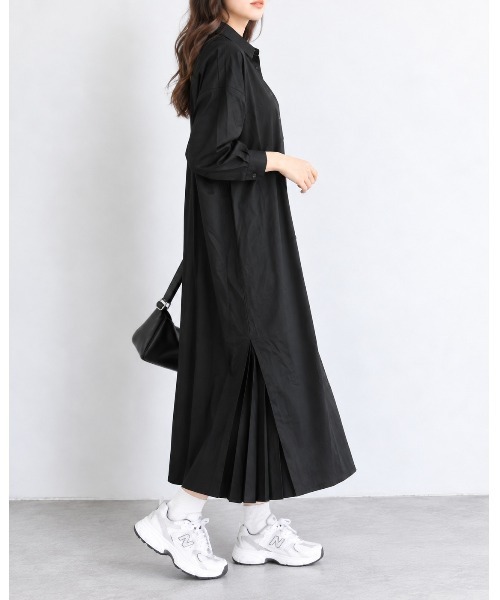 FAZVY(ファズビー)の「後ろ姿までドラマティック バックプリーツロングシャツ(ワンピース・レディース・グレー/ブラック/ホワイト・L/M)」の5枚目の写真