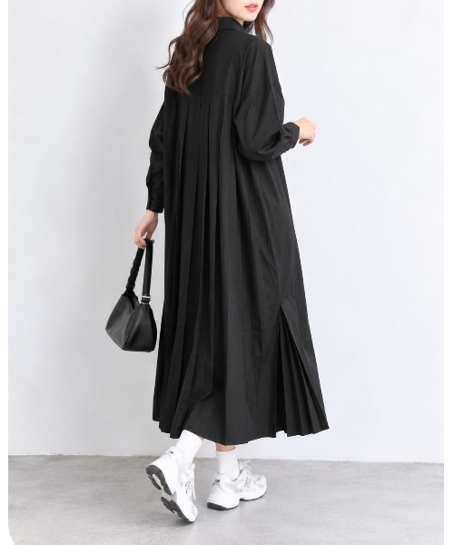 FAZVY(ファズビー)の「後ろ姿までドラマティック バックプリーツロングシャツ(ワンピース・レディース・グレー/ブラック/ホワイト・L/M)」の7枚目の写真