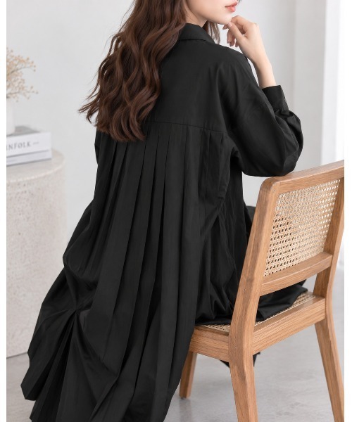 FAZVY(ファズビー)の「後ろ姿までドラマティック バックプリーツロングシャツ(ワンピース・レディース・グレー/ブラック/ホワイト・L/M)」の11枚目の写真