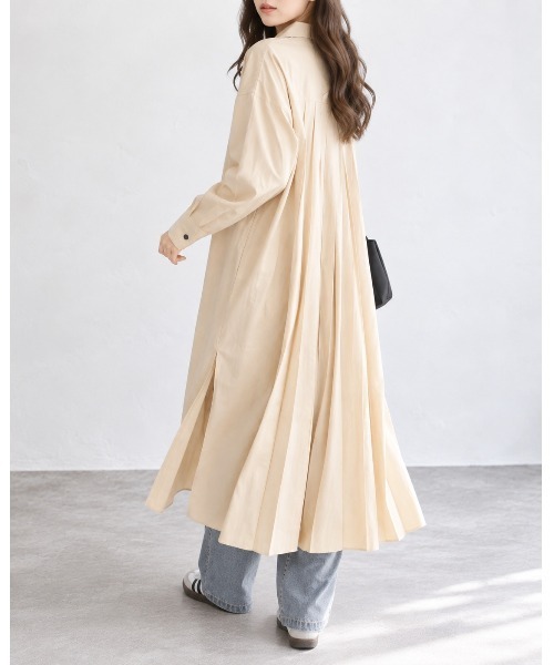 FAZVY(ファズビー)の「後ろ姿までドラマティック バックプリーツロングシャツ(ワンピース・レディース・グレー/ブラック/ホワイト・L/M)」の21枚目の写真