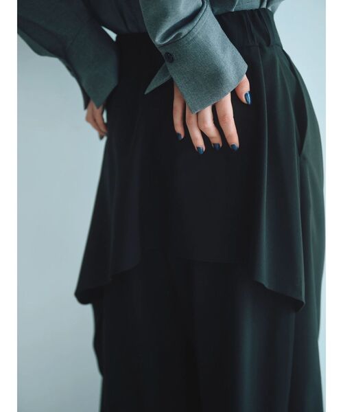 ELENDEEK(エレンディーク)の「【井関かおりコラボ】バックドレープワイドパンツ(その他パンツ・レディース・ベージュ/ブラック・1/2)」の6枚目の写真