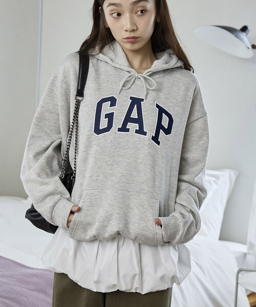 GAP(ギャップ)の「PUBLUX × GAP/ギャップ 別注 バルーン ドッキング ロゴ フーディー 限定展開(スウェット・レディース・ネイビー/グレー/チャコールグレー・フリ-)」の3枚目の写真