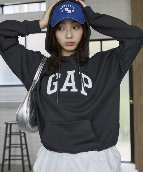 GAP(ギャップ)の「PUBLUX × GAP/ギャップ 別注 バルーン ドッキング ロゴ フーディー 限定展開(スウェット・レディース・ネイビー/グレー/チャコールグレー・フリ-)」の2枚目の写真