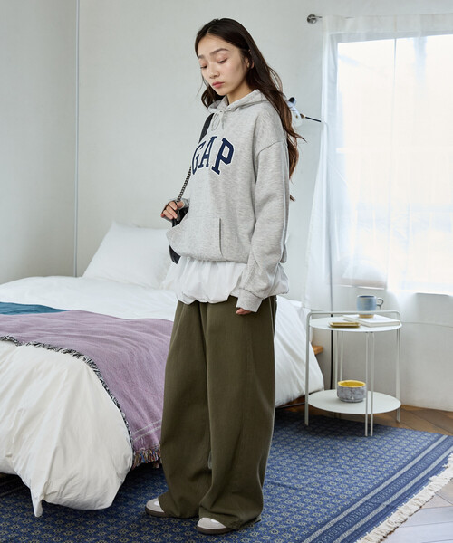 GAP(ギャップ)の「PUBLUX × GAP/ギャップ 別注 バルーン ドッキング ロゴ フーディー 限定展開(スウェット・レディース・ネイビー/グレー/チャコールグレー・フリ-)」の4枚目の写真