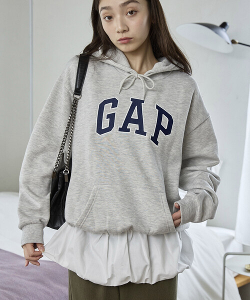 GAP(ギャップ)の「PUBLUX × GAP/ギャップ 別注 バルーン ドッキング ロゴ フーディー 限定展開(スウェット・レディース・ネイビー/グレー/チャコールグレー・フリ-)」の6枚目の写真