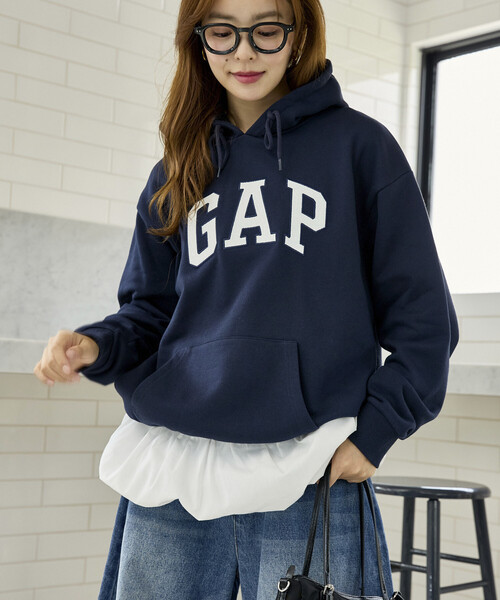 GAP(ギャップ)の「PUBLUX × GAP/ギャップ 別注 バルーン ドッキング ロゴ フーディー 限定展開(スウェット・レディース・ネイビー/グレー/チャコールグレー・フリ-)」の11枚目の写真