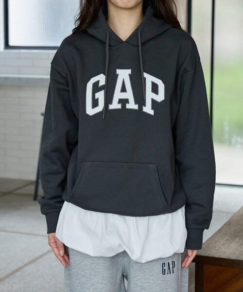 GAP(ギャップ)の「PUBLUX × GAP/ギャップ 別注 バルーン ドッキング ロゴ フーディー 限定展開(スウェット・レディース・ネイビー/グレー/チャコールグレー・フリ-)」の17枚目の写真