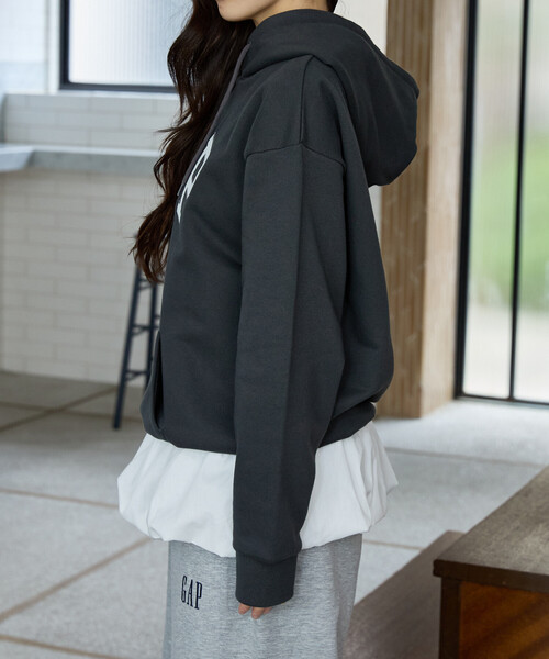 GAP(ギャップ)の「PUBLUX × GAP/ギャップ 別注 バルーン ドッキング ロゴ フーディー 限定展開(スウェット・レディース・ネイビー/グレー/チャコールグレー・フリ-)」の18枚目の写真