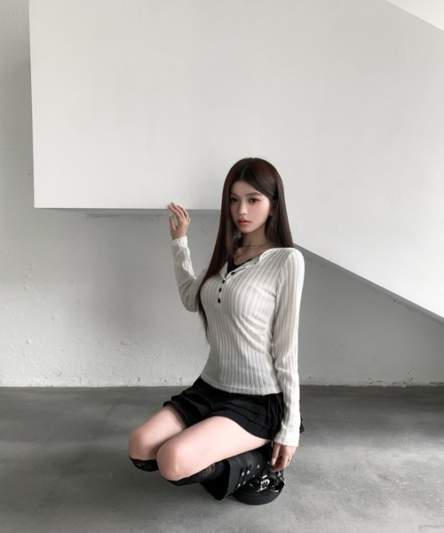 VEILA(ヴェイラ)の「レイヤードヘンリーネックニット(ニット/セーター・レディース・ホワイト/ブラック/グレー・S/M/L)」の11枚目の写真