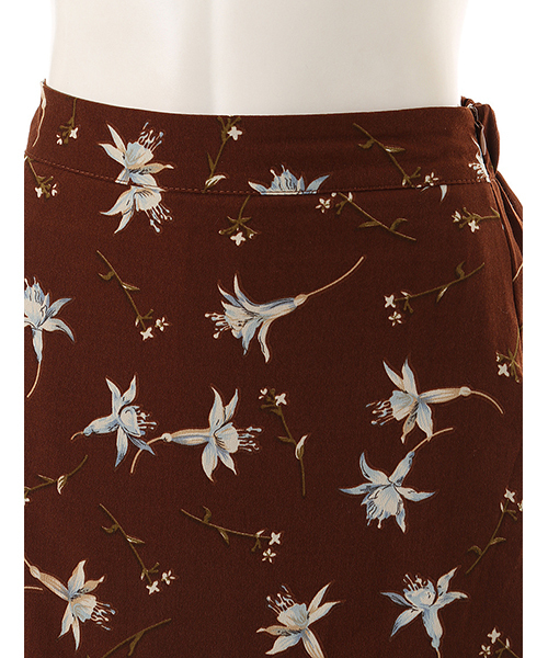 Color(カラー)の「レトロフラワーミモレ丈フレアスカート(スカート・レディース・ネイビー/ブラウン・MEDIUM)」の7枚目の写真
