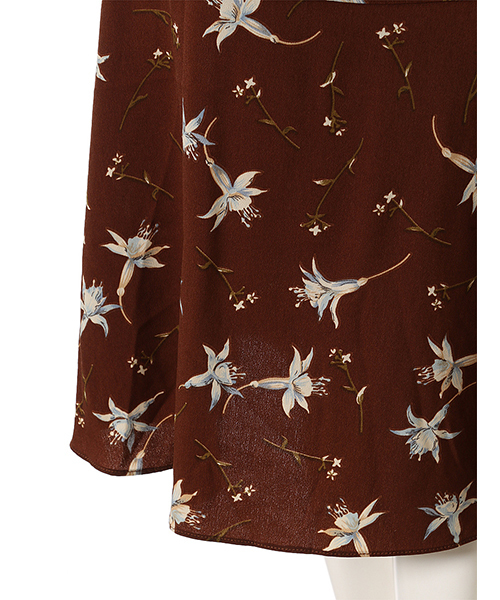 Color(カラー)の「レトロフラワーミモレ丈フレアスカート(スカート・レディース・ネイビー/ブラウン・MEDIUM)」の8枚目の写真