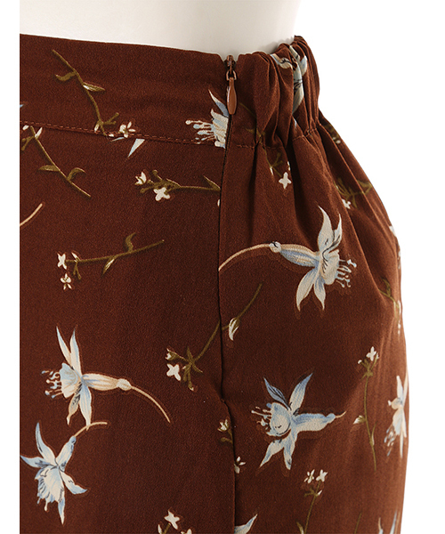 Color(カラー)の「レトロフラワーミモレ丈フレアスカート(スカート・レディース・ネイビー/ブラウン・MEDIUM)」の9枚目の写真