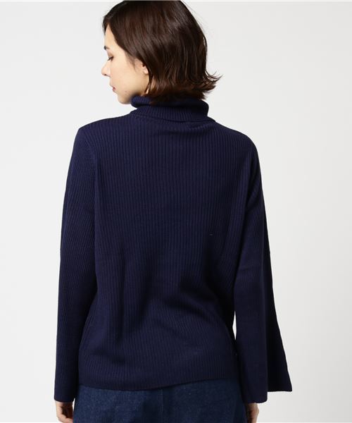 earth music&ecology（アースミュージックアンドエコロジー）の「・ベルスリーブタートルニットプルオーバー（ニット/セーター・レディース・ボルドー/ベージュ/アイボリー/杢グレー/ブラック/ネイビー・L/M）」の10枚目の写真