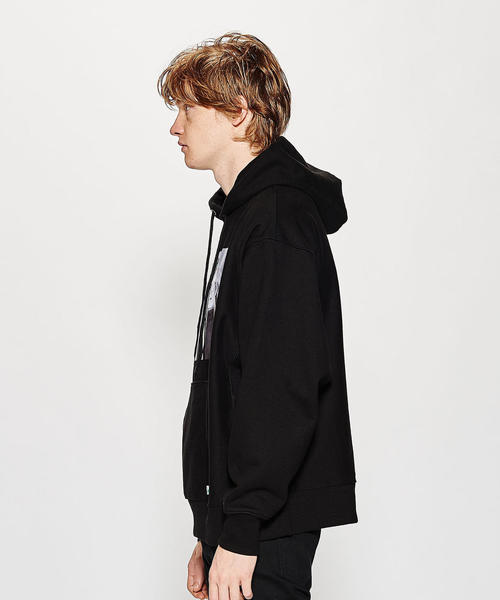 Guess（ゲス）の「＜GUESS GREEN LABEL x RICKY POWELL＞ SWEAT HOODY