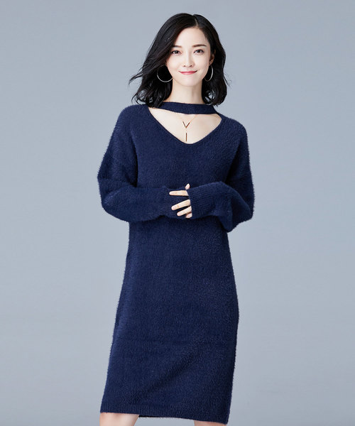 SAISON DE PAPILLON(セゾンドパピヨン)の「Vネックチョーカー風デザインシャギーニットワンピース(ワンピース・レディース・ネイビー/ブラウン/ワインレッド・M/L)」の2枚目の写真