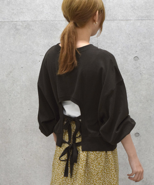 w closet（ダブルクローゼット）の「バックリボンクロップドプルオーバー（スウェット・レディース・グレイッシュベージュ/スミクロ/オフホワイト・FREE）」の2枚目の写真