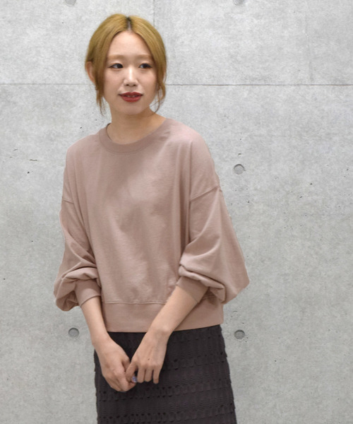 w closet（ダブルクローゼット）の「バックリボンクロップドプルオーバー（スウェット・レディース・グレイッシュベージュ/スミクロ/オフホワイト・FREE）」の3枚目の写真